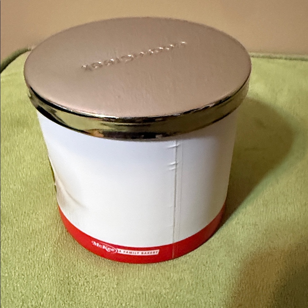 GooseCreek x Little Debbie Oatmeal Creme Pie Candle - Picture 7 of 10